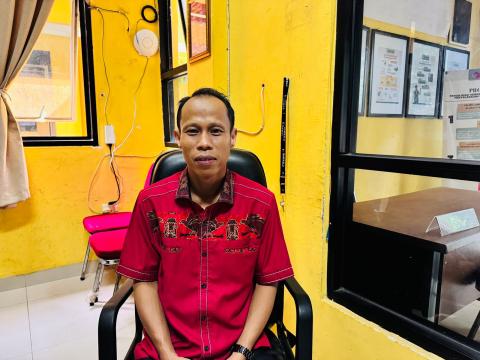 M. Hasbi, Koordinator Divisi Hukum dan Penyelesaian Sengketa (HPS) Bawaslu Kota Palembang, saat mengikuti diskusi di meja rapat bersama jajaran internal, Kamis (20/11/2025).