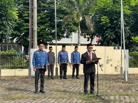 Plt. Ketua Bawaslu Provinsi Sumsel, Ahmad Naafi, memimpin upacara HUT ke-54 KORPRI di halaman Kantor Bawaslu Sumsel, Senin (1/12/2025). Tampak jajaran Bawaslu Sumsel dan Bawaslu Kota Palembang M. Hasbi - Koordiv HPS, mengikuti jalannya upacara.
