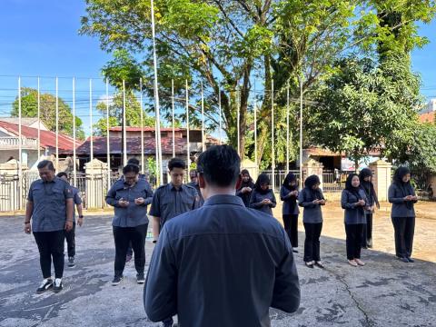 Jajaran sekretariat Bawaslu Kota Palembang mengikuti apel pagi yang dilanjutkan dengan rapat pasca apel sebagai bagian dari penguatan disiplin kerja dan ketertiban dukungan kelembagaan, Senin, (13/04/2026) di Kantor Bawaslu Kota Palembang.