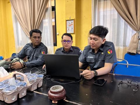 Jajaran sekretariat Bawaslu Kota Palembang mengikuti rapat internal pencermatan data pemilih sebagai tindak lanjut hasil pleno PDPB Triwulan I Tahun 2026 di Kantor Bawaslu Kota Palembang, Senin (13/04/2026).