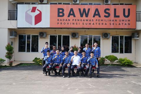 Koordinator Divisi Penanganan Pelanggaran, Data dan Informasi Bawaslu Kota Palembang, Efan Yutawan, bersama jajaran sekretariat mengikuti Upacara Peringatan Hari Kebangkitan Nasional ke-118 di Kantor Bawaslu Provinsi Sumatera Selatan, Rabu (20/5/2026).