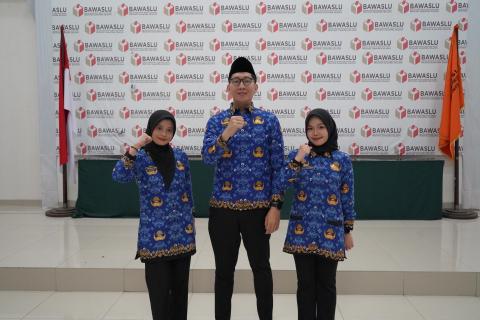 Tiga aparatur Bawaslu Kota Palembang mengikuti prosesi pelantikan dan pengambilan sumpah/janji Pegawai Negeri Sipil di lingkungan Bawaslu Republik Indonesia melalui Kantor Bawaslu Provinsi Sumatera Selatan, Selasa (19/5/2026).