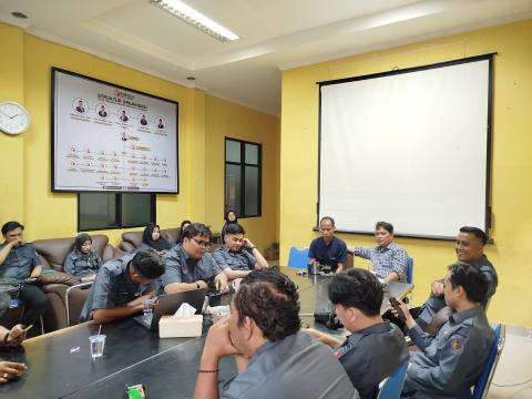 Pimpinan dan Jajaran Sekretariat Bawaslu Kota Palembang mengikuti rapat koordinasi persiapan Pendidikan Pengawas Partisipatif (P2P) Tahun 2026 di ruang rapat Kantor Bawaslu Kota Palembang, Senin (8/6/2026). (Foto: Humas Bawaslu Kota Palembang)