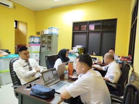 Lima Pegawai Pemerintah dengan Perjanjian Kerja (PPPK) Bawaslu Kota Palembang mengikuti penutupan Orientasi PPPK Bawaslu se-Provinsi Sumatera Selatan secara daring dari Kantor Bawaslu Kota Palembang, Rabu (26/8/2026). Penutupan mengakhiri rangkaian pembelajaran sekaligus mengawali penerapan nilai, etika, dan kompetensi yang diperoleh dalam pelaksanaan tugas sehari-hari. Foto: Humas Bawaslu Kota Palembang.