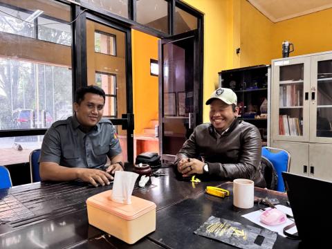 Ketua Bawaslu Kota Palembang Khairil Anwar Simatupang bersama Koordinator Sekretariat Bawaslu Kota Palembang M. Fajar dalam salah satu agenda internal di Kantor Bawaslu Kota Palembang. Sinergi unsur pimpinan dan sekretariat menjadi bagian penting dalam mendukung pelaksanaan tugas kelembagaan. Foto: Humas Bawaslu Kota Palembang.