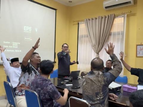 Ketua Bawaslu Kota Palembang Khairil Anwar Simatupang dan Anggota Bawaslu Kota Palembang Muslim bersama jajaran dalam rapat lanjutan persiapan Bawaslu Membelajarkan Volume 2 Tahun 2026 di Kantor Bawaslu Kota Palembang, Jumat (14/8/2026). Pertemuan melanjutkan proses pendalaman materi pembelajaran mengenai penyelenggaraan Pemilu yang inklusif bagi kelompok rentan. Foto: Humas Bawaslu Kota Palembang.