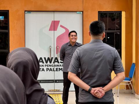 Koordinator Sekretariat Bawaslu Kota Palembang, M. Fajar, memimpin apel pagi bersama jajaran di Kantor Bawaslu Kota Palembang, Senin (24/8/2026). Apel menjadi ruang penguatan disiplin, koordinasi, dan kapasitas jajaran dalam menjalankan tugas kelembagaan. Foto: Humas Bawaslu Kota Palembang.