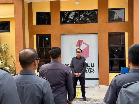 Koordinator Divisi Pencegahan, Partisipasi Masyarakat dan Humas Bawaslu Kota Palembang, Muslim, menyampaikan pentingnya menjaga kekompakan jajaran sebagai kekuatan organisasi dalam menghadapi berbagai agenda kelembagaan. Penguatan tersebut disampaikan dalam apel pagi rutin bersama jajaran sekretariat Bawaslu Kota Palembang, Senin (31/8/2026). Foto: Humas Bawaslu Kota Palembang.