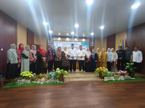Koordinator Sekretariat Bawaslu Kota Palembang M. Fajar mengikuti International Seminar on Adab and Humanities 2026 di Aula Fakultas Adab dan Humaniora UIN Raden Fatah Palembang, Selasa (22/9/2026). (Foto: Humas Bawaslu Kota Palembang)