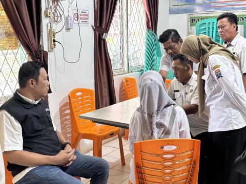 Anggota Bawaslu Kota Palembang Efan Yutawan menelusuri data pemilih bersama perangkat Kelurahan Lebung Gajah pada uji petik pemutakhiran data pemilih berkelanjutan Triwulan III, Rabu (16/9/2026). (Foto: Humas Bawaslu Kota Palembang)