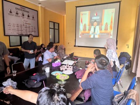 Pimpinan dan Jajaran Bawaslu Kota Palembang menyimak bersama video pembelajaran Program Bawaslu Membelajarkan Volume 2 setelah materi dipublikasikan melalui kanal YouTube resmi Bawaslu, Kamis (03/09/2026). Adapun materi yang disimak mengangkat topik “Penyelenggaraan Pemilu yang Inklusif bagi Kelompok Rentan: Perencanaan, Afirmasi, dan Perlindungan Hak Pilih.” (Foto: Humas Bawaslu Kota Palembang)