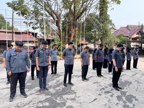 Jajaran Sekretariat Bawaslu Kota Palembang mengheningkan cipta bagi tiga ASN yang gugur di Papua pada apel pagi di halaman Kantor Bawaslu Kota Palembang, Senin (14/9/2026). (Foto: Humas Bawaslu Kota Palembang)