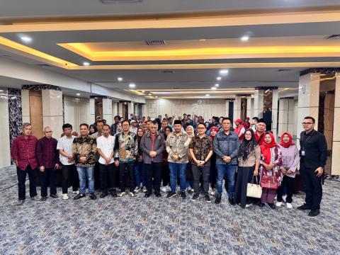 Ketua Bawaslu Kota Palembang Khairil Anwar Simatupang, Anggota Bawaslu Provinsi Sumatera Selatan Nana Priana, dan Anggota Komisi II DPR RI M. Giri Ramanda N. Kiemas berfoto bersama para peserta usai kegiatan Sosialisasi dan Penguatan Pengawasan Partisipatif dalam Pengawasan Penyelenggaraan Pemilihan Umum yang diselenggarakan Bawaslu RI bersama DPR RI di Hotel Salatin, Palembang, Sabtu (19/9/2026). (Foto: Humas Bawaslu Kota Palembang)