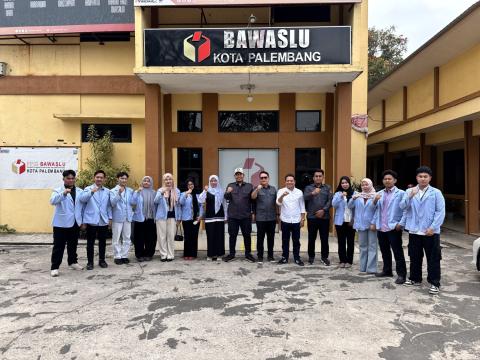 Ketua Bawaslu Kota Palembang Khairil Anwar Simatupang bersama Anggota Bawaslu Kota Palembang Muslim dan Yusnar serta Koordinator Sekretariat M. Fajar menerima mahasiswa Program Studi Jurnalistik Fakultas Dakwah dan Komunikasi UIN Raden Fatah Palembang dalam program Praktik Kerja (Magang) MBKM di Bawaslu Kota Palembang, Senin (21/9/2026). (Foto: Humas Bawaslu Kota Palembang)