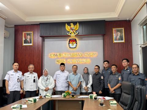 Koordinator Divisi Pencegahan, Partisipasi Masyarakat dan Humas Bawaslu Kota Palembang Muslim mengikuti rapat pra pleno rekapitulasi Pemutakhiran Data Pemilih Berkelanjutan Triwulan III di Kantor Sekretariat KPU Kota Palembang, Senin (28/9/2026). (Foto: Humas Bawaslu Kota Palembang)