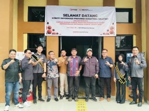 Pimpinan Bawaslu Kota Palembang bersama tim penilai Komisi Informasi Provinsi Sumatera Selatan seusai visitasi E-Monev Keterbukaan Informasi Publik 2026. Visitasi digelar di Sekretariat Bawaslu Kota Palembang, Senin (19/10/2026). (Foto: Humas Bawaslu Kota Palembang)