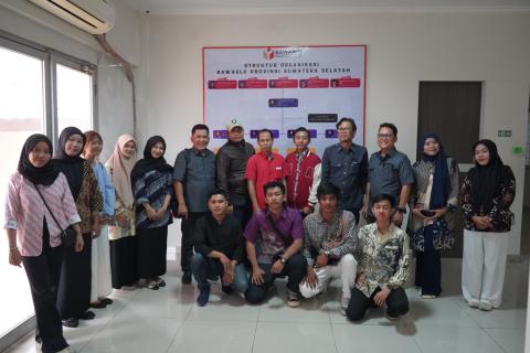 Pimpinan Bawaslu Kota Palembang bersama Pimpinan Bawaslu Provinsi Sumatera Selatan dan alumni SKPP serta P2P Kota Palembang seusai pembentukan komunitas SAWASLU. Pertemuan digelar di Kantor Bawaslu Provinsi Sumatera Selatan, Senin (12/10/2026). (Foto: Humas Bawaslu Provinsi Sumsel)