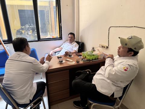 Ketua Bawaslu Kota Palembang Khairil Anwar Simatupang berdiskusi dengan Koordinator Divisi Sumber Daya Manusia, Organisasi dan Diklat (SDMOD) Yusnar. Diskusi berlangsung bersama Koordinator Divisi Penanganan Pelanggaran, Data dan Informasi (PPDatin) Efan Yutawan di Kantor Bawaslu Kota Palembang, Kamis (22/10/2026).