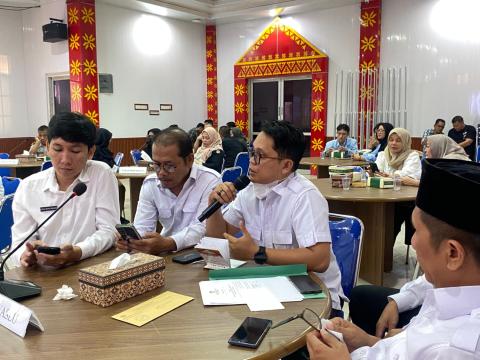 Koordinator Divisi Pencegahan, Partisipasi Masyarakat dan Humas Bawaslu Kota Palembang Muslim menyampaikan masukan agar pencocokan dan penelitian terbatas Triwulan IV berfokus pada data pemilih nonaktif. Masukan disampaikan pada rapat pleno terbuka rekapitulasi Daftar Pemilih Berkelanjutan Triwulan III di Kantor KPU Kota Palembang, Rabu (30/9/2026). (Foto: Humas Bawaslu Kota Palembang)