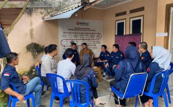 Andi Robiansyah memimpin rapat dengan ketegasan yang menginspirasi, berdiskusi bersama Panwascam Jakabaring, PKD, dan staf sekretariat dalam suasana yang penuh determinasi dan ketelitian, memastikan setiap langkah pengawasan dipahami dengan sempurna Selasa, (27/8/2024).