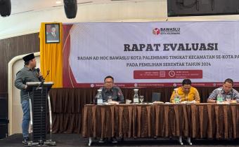 Para pimpinan Bawaslu Kota Palembang bersama Koordinator Sekretariat dalam sesi evaluasi di Hotel Emilia by Amazing Palembang, Selasa, 25 Februari 2025.
