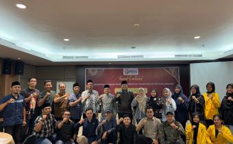 Foto bersama pimpinan dan jajaran Sekretariat Bawaslu Kota Palembang di akhir Rapat Evaluasi terhadap Pelaksanaan Pemilihan Serentak Tahun 2024, yang berlangsung di Emilia Hotel Palembang, Jalan Letkol Iskandar No. 18, Palembang, pada Kamis, 20 Maret 2025.  Dalam foto ini, Ketua Bawaslu Kota Palembang, Khairil Anwar Simatupang, berdiri di tengah didampingi oleh Koordinator Divisi SDM, Organisasi, dan Diklat (SDMOD), Yusnar, serta Koordinator Sekretariat, M. Chandra, bersama seluruh jajaran ASN dan PPNPN Sek