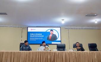 Ketua Bawaslu Kota Palembang, Khairil Anwar Simatupang, saat menyampaikan materi dalam seminar pelatihan public speaking di Fakultas Dakwah dan Komunikasi, UIN Raden Fatah Palembang, Rabu (7/5).