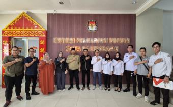 Jajaran Bawaslu dan KPU Kota Palembang bersama unsur sekretariat dari kedua lembaga berfoto bersama di depan Kantor KPU Kota Palembang usai pelaksanaan koordinasi pengawasan Pemutakhiran Data Pemilih Berkelanjutan (PDPB), Rabu (25/6/2025).