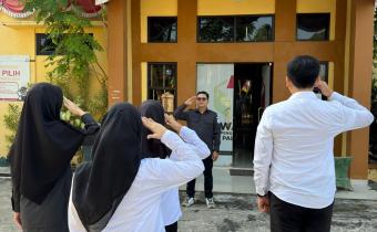 Potret Anggota Bawaslu Kota Palembang, Muslim memimpin apel pagi di halaman Kantor Bawaslu Kota Palembang, Senin (23/6).