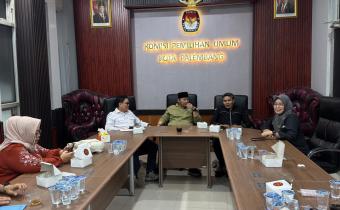 Momen koordinasi antara jajaran Bawaslu dan KPU Kota Palembang dalam pembahasan pengawasan Pemutakhiran Data Pemilih Berkelanjutan (PDPB), Rabu (25/6/2025).