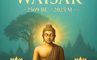 Gambar ini memperingati Hari Raya Waisak 2569 BE / 2025 M, menampilkan patung Buddha yang bermeditasi di latar belakang alam yang tenang, melambangkan kedamaian, kebijaksanaan, dan kasih sayang.