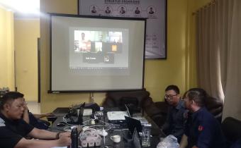 Efan Yutawan, Koordinator Divisi PPDATIN Bawaslu Kota Palembang, bersama M. Chandra (Koordinator Sekretariat) dan staf PPDATIN saat mengikuti sesi wawancara Monitoring & Evaluasi Keterbukaan Informasi Publik secara daring yang digelar Bawaslu RI pada Selasa, (12/08/2025).