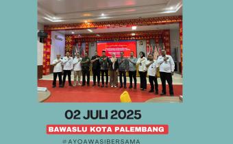 Jajaran Bawaslu Kota Palembang berfoto bersama peserta Rapat Pleno Terbuka Rekapitulasi DPB Triwulan II Tahun 2025 yang diselenggarakan oleh KPU Kota Palembang, Rabu (2/7). 