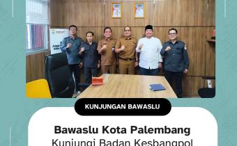 Ketua Bawaslu Kota Palembang, Khairil Anwar Simatupang, bersama jajaran Komisioner dan Koordinator Sekretariat berfoto bersama Kepala Badan Kesbangpol Kota Palembang usai pertemuan koordinasi, Selasa (1/7).