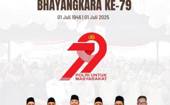 Ketua Bawaslu Kota Palembang, Khairil Anwar Simatupang, bersama perwakilan Polrestabes Palembang usai pertemuan koordinasi penguatan pengawasan partisipatif, Selasa (1/7).