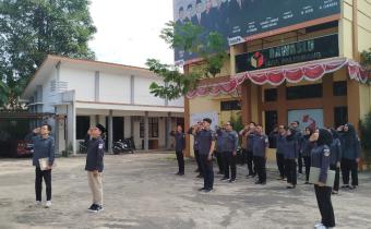 “Koordinator Divisi Pencegahan, Partisipasi Masyarakat, dan Humas, Muslim, bersama Koordinator Sekretariat, M. Chandra, menegaskan disiplin tata kelola dan ketertiban administrasi sebagai bagian dari marwah pengawasan dalam apel internal Bawaslu Kota Palembang, Senin (27/10).”