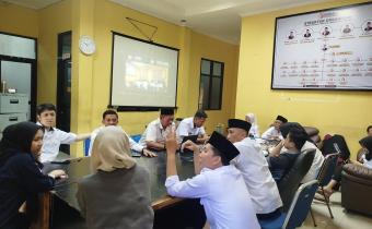 Jajaran Bawaslu Kota Palembang mengikuti Rapat Penguatan Kelembagaan dan Doa Bersama secara daring melalui Zoom Meeting yang dipimpin oleh Bawaslu Provinsi Sumatera Selatan, Rabu (29/10/2025). Kegiatan yang berlangsung di ruang tengah kantor ini dihadiri oleh Ketua, anggota, serta seluruh pegawai sekretariat Bawaslu Kota Palembang sebagai wujud solidaritas dan dukungan bagi Ketua Bawaslu Sumsel. Foto: Dok. Bawaslu Kota Palembang