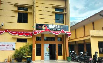 Keterangan foto: Warga membaca tayangan “Fungsi Pengawasan Pemilu” di laman resmi Bawaslu Kota Palembang.