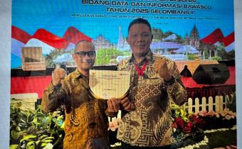 Koordinator Divisi Penanganan Pelanggaran, Data, dan Informasi (PPDatin) Bawaslu Kota Palembang, Efan Yutawan (kanan), berfoto bersama perwakilan Bawaslu pada kegiatan Rapat Koordinasi Nasional Bidang Data dan Informasi Bawaslu Tahun 2025 Gelombang II di Yogyakarta, Senin (27/10/2025). Dalam ajang tersebut, Bawaslu Palembang masuk nominasi dan meraih predikat “Informatif” pada Anugerah Keterbukaan Informasi Publik 2025. Foto: Dok. Bawaslu Palembang.