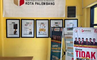 Suasana ruang Pejabat Pengelola Informasi dan Dokumentasi (PPID) Bawaslu Kota Palembang, Kamis (30/10/2025). Melalui layanan informasi publik ini, Bawaslu Palembang memperkuat komitmen transparansi dan akuntabilitas lembaga, sekaligus membuka akses bagi masyarakat untuk memperoleh data dan dokumentasi pengawasan secara terbuka.