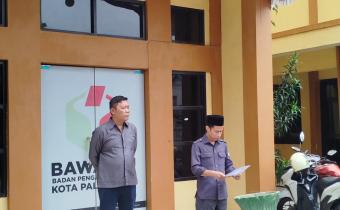 M. Hasbi, Koordinator Divisi Hukum dan Penyelesaian Sengketa (HPS) Bawaslu Kota Palembang, yang mengenakan kopiah hitam, sedang membacakan pernyataan di depan kantor Bawaslu Kota Palembang, didampingi oleh Efan Yutawan, Koordinator Divisi Penanganan Pelanggaran, Data, dan Informasi (PPDatin) Bawaslu Kota Palembang, pada Jumat, 31 Oktober 2025. Foto: Dokumentasi Humas Bawaslu Palembang.