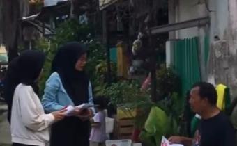 Koordinator Divisi Pencegahan, Partisipasi Masyarakat, dan Humas (P2H) Bawaslu Kota Palembang, Muslim (berkopiah, kiri), memberikan amanat saat memimpin apel pagi di halaman kantor Bawaslu Kota Palembang, Senin (27/10/2025).
