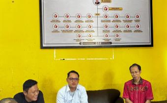 Suasana koordinasi internal Bawaslu Kota Palembang membahas penguatan pengawasan Pemutakhiran Data Pemilih Berkelanjutan (PDPB). Tampak M. Hasbi (berbaju merah), Muslim (berbaju putih), dan Efan Yutawan (berbaju hitam) bersama jajaran sekretariat di ruang rapat Kantor Bawaslu Kota Palembang. Foto: Dok. Humas Bawaslu Palembang