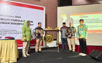 Dua generasi kepemimpinan Bawaslu Kota Palembang hadir dalam satu momen bersejarah. Ketua Bawaslu Kota Palembang saat itu, Yusnar (kini menjabat Koordinator Divisi SDM), bersama Khairil Anwar Simatupang (yang kini menjabat Ketua Bawaslu Palembang), Massuryati selaku Koordinator Divisi P2H Bawaslu Provinsi Sumatera Selatan, Muslim, dan Efan Yutawan, menghadiri pembukaan Sekolah Volunteer Pengawasan 2024 di Hotel Daira Palembang. Kegiatan tersebut menjadi tonggak awal pendidikan pengawasan partisipatif di Ind