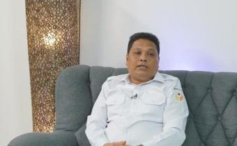 Yusnar, Koordinator Divisi SDM, Organisasi, dan Diklat Bawaslu Kota Palembang, saat memberikan keterangan terkait peningkatan kualitas layanan pengawasan publik berbasis hasil Survei Kepuasan Masyarakat (SKM) Tahun 2024. Foto: Tim Humas Bawaslu Kota Palembang