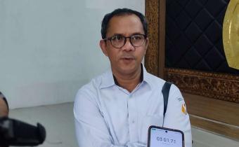 Ahmad Naafi, Koordinator Divisi Penanganan Pelanggaran, Data, dan Informasi (PPDatin) Bawaslu Provinsi Sumatera Selatan, saat melakukan kegiatan pengawasan di lapangan, Palembang, Jumat (1/11/2025). Foto: Tim Humas Bawaslu Kota Palembang.