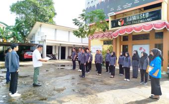 Efan Yutawan memimpin apel pagi bersama jajaran Bawaslu Kota Palembang di halaman kantor, didampingi Yusnar dan seluruh staf sekretariat, Senin (24/11).