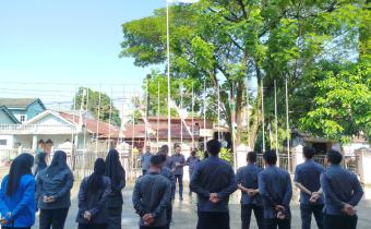 Efan Yutawan, Koordinator Divisi Penanganan Pelanggaran, Data, dan Informasi (PPDatin) Bawaslu Kota Palembang, bertindak sebagai pembina apel pagi di halaman Kantor Bawaslu Kota Palembang, Senin (3/11/2025). Dalam amanatnya, Efan mengajak seluruh jajaran untuk meneladani semangat kepahlawanan melalui kerja pengawasan yang jujur, transparan, dan bermanfaat bagi masyarakat.