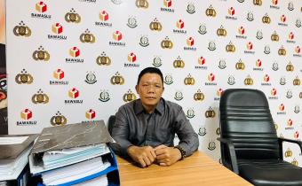 Koordinator Divisi Penanganan Pelanggaran, Data, dan Informasi Bawaslu Kota Palembang, Efan Yutawan, saat memberikan keterangan terkait penguatan pengawasan Uji Petik di ruang kerjanya, Rabu (19/11/2025).