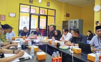 Wakil Ketua Komisi Informasi Provinsi Sumatera Selatan Haidir Rohimin (tengah berkemeja hitam) didampingi Anggota Bawaslu Sumsel Ahmad Naafi (sebelah kanan Haidir Rohimin) dan Ketua Bawaslu Palembang Khairil Anwar Simatupang (sebelah kiri Haidir Rohimin/bertopi hitam) saat melakukan penilaian lanjutan Keterbukaan Informasi Publik Tahun 2025 di kantor Bawaslu Kota Palembang, Kamis (6/11/2025). Tampak hadir Anggota Komisi Informasi Sumsel Hadi Prayogo, Yoppy Van Houten (kiri) dan Muhammad Fathony (kanan)